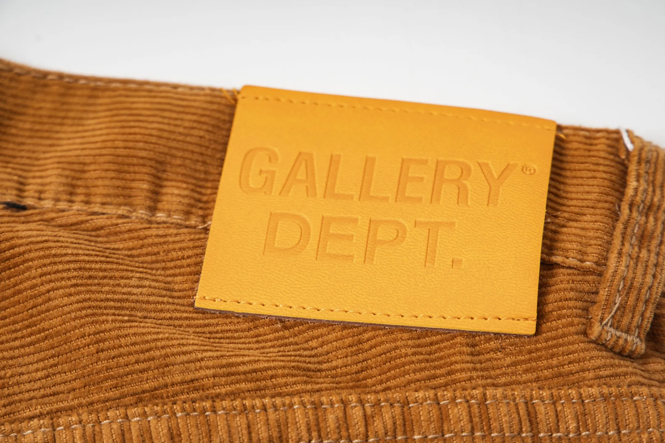 P240 Chrome Hearts Gallery 2025 corduroy spliced ​​multi-pocket couple bootcut jeans are a hot trend this season and are sought after by countless celebrities and fashionistas. The neat details of the cutting process add color to the playful fashion! The neat and meticulous design, and the well-fitting structure is unique. The upper body not only has outstanding recognition, but also looks younger and younger. A style with the ultimate wearing meaning and performance, gorgeous color matching, and the craftsmanship of this style is also extremely extraordinary. After the finished product is washed, it is disassembled and hand-made with sheepskin cross leather and then spliced ​​together to complete. The whole piece has too many craftsmanship to describe. It is decorated with patchwork cross flowers and high-waisted washed jeans! ! Absolutely high-end luxury product, a god-level single product, a super popular product, made by top heavy industry, a magic weapon that cannot be missed to hit the streets. Style number: 1847 Size: 28 30 32 34 36 Color: yellow